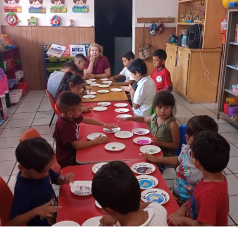 children eating lunch at daycare